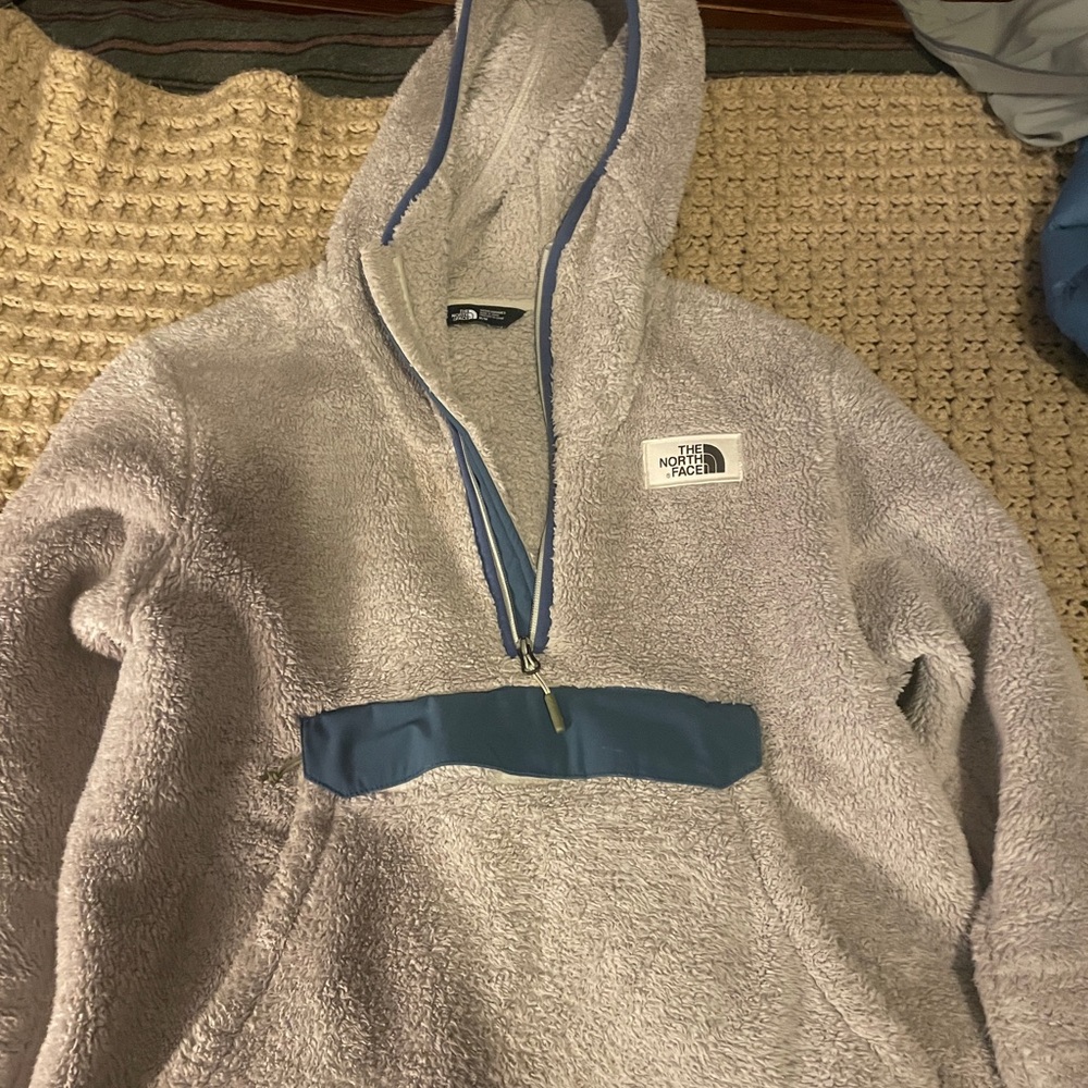 The North Face Campshire Light Gray Fleece Pullover Jacket with Blue Trim